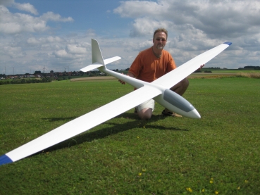 ASW-15B in 1:4 mit Pilot Matthias Mütherig nach dem Erstflug