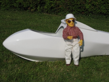 Preview: Pilotenpuppe Horst stehend neben L-Spatz 55 Rumpf in 1:3.5