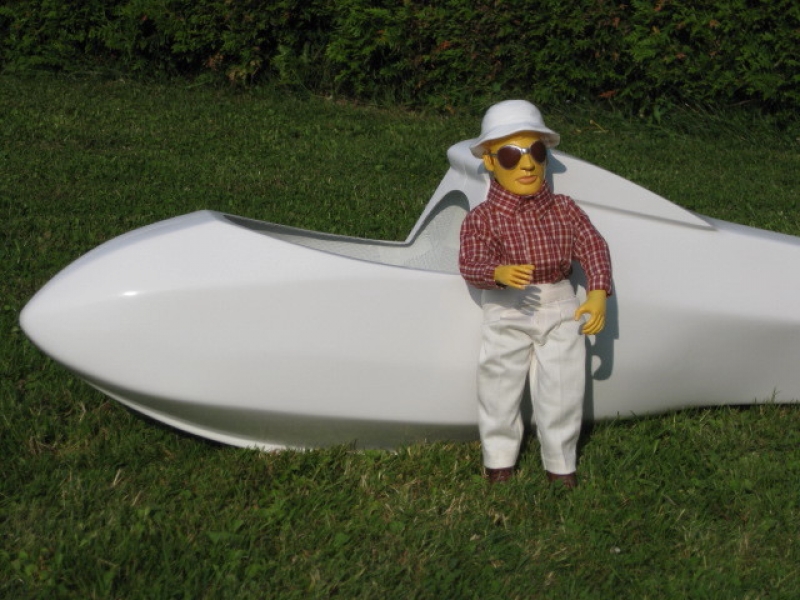 Pilotenpuppe Horst stehend neben L-Spatz 55 Rumpf in 1:3.5