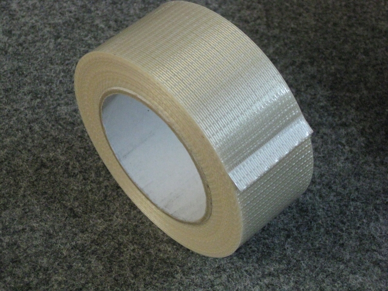 Das Strapping Tape besitzt hervorragende Klebe und Halteeigenschaften, ideal zum verpacken und sichern schwerer Gegenstände